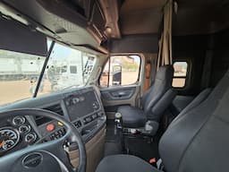 FREIGHTLINER Cascadia — foto 13