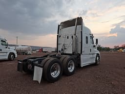 FREIGHTLINER Cascadia — foto 2