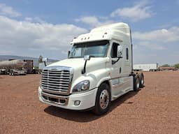 FREIGHTLINER Cascadia — foto 2